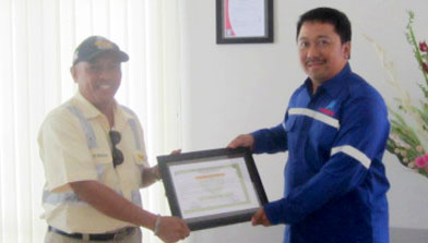 PT. Jhonlin Baratama berikan penghargaan ke PT. Trakindo Utama, Jhonlin Group